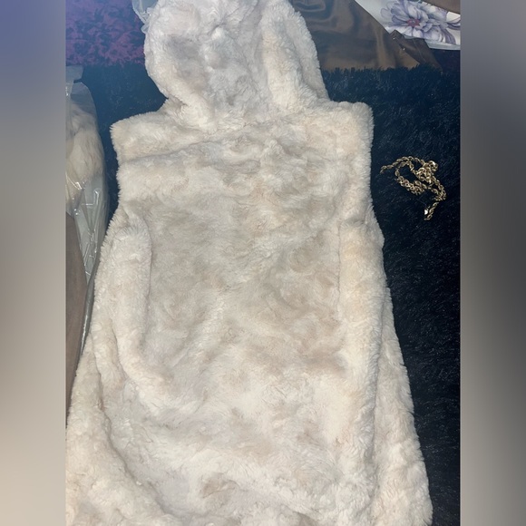 Woman’s white fur coat - Picture 4 of 4